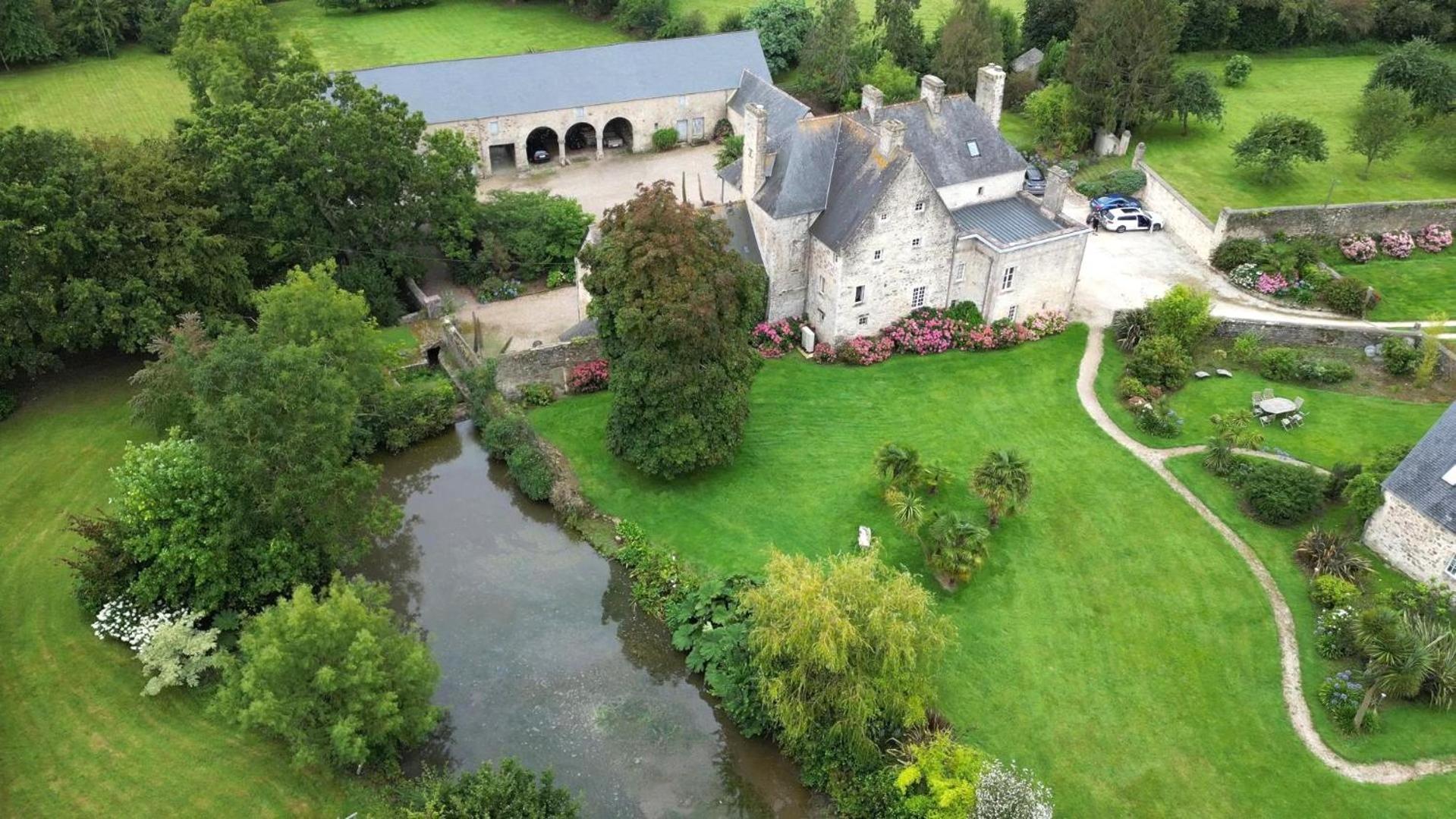 مبيت وإفطار فالوجنيس Manoir De Savigny المظهر الخارجي الصورة