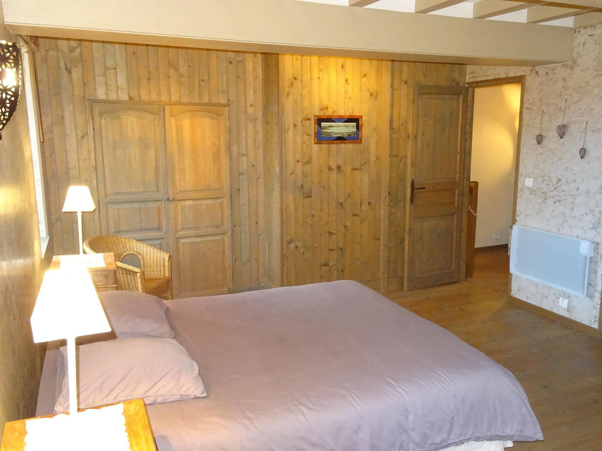 مبيت وإفطار فالوجنيس Manoir De Savigny المظهر الخارجي الصورة